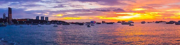 Panoramisch uitzicht op Pattaya Beach bij zonsondergang — Stockfoto