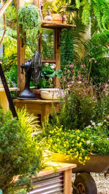 Bahçe nesnesi dekorasyonu ile rahatlatıcı alan.