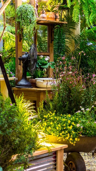 Bahçe nesnesi dekorasyonu ile rahatlatıcı alan. — Stok fotoğraf
