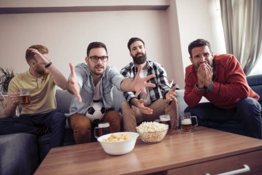 Futbol izlerken oturma odası ile bira bardağı ve topu oyunda fanlar