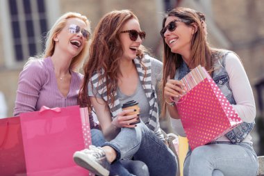 eğleniyor ve şehirde alışveriş sonra yürüyüş genç kadın