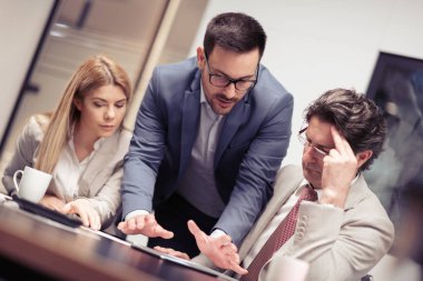 Proje Yöneticisi takım modern ofis yeni fikirler tartışıyor