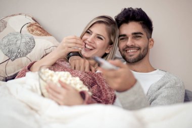 TV izlerken, evde patlamış mısır yemek Çift