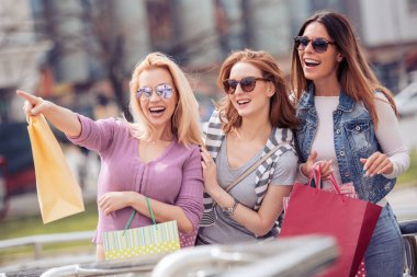 eğleniyor ve şehirde alışveriş sonra yürüyüş genç kadın