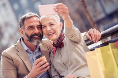 Mutlu olgun çift alarak selfie smartphone açık havada üzerinde 
