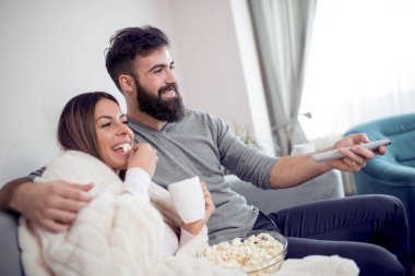 TV izlerken, evde patlamış mısır yemek Çift