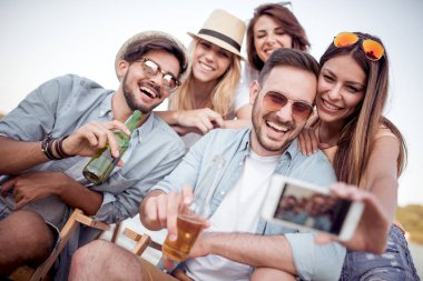 Kumsalda selfie smartphone alarak arkadaş grubu