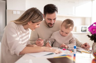 Annem ve babam oğulları mutfak at ile çizim 