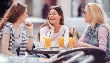 Üç onların vaktinizi kafede arkadaşlar gülümseyen