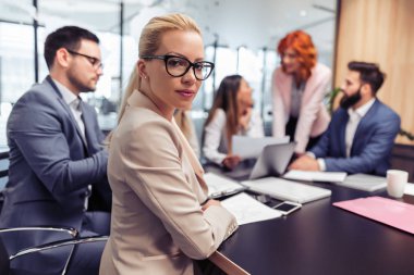 başarılı yaratıcı iş takım yeni fikirler hakkında konuşmak 