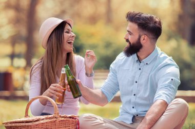 Piknik park güneşli günde mutlu genç çift