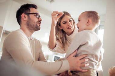 Aile evde birlikte eğleniyor.