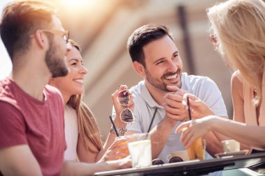 Harika zamandı kafede gündüz arkadaş