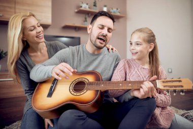 Baba öğretim kız onlarla katta oturan annesi ise akustik gitar çalmak
