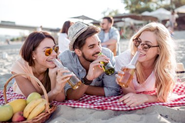 Genç arkadaşının gündüz plaj partisi
