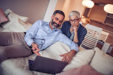 dizüstü bilgisayar vasıl ev ile üst düzey çift