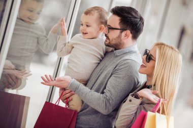 Şehirde alışveriş torbaları ile mutlu aile
