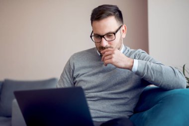 Evde office çalışırken dizüstü arıyorum gözlük yakışıklı adam