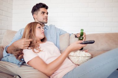 TV izlerken, evde patlamış mısır yemek Çift