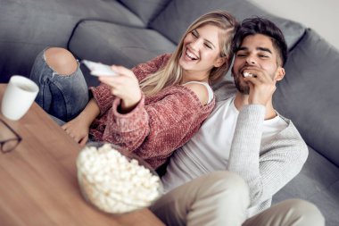 TV izlerken, evde patlamış mısır yemek Çift