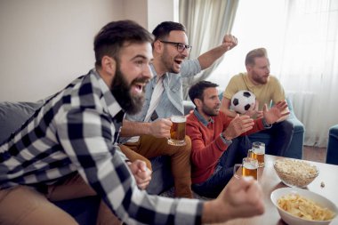 Televizyonda futbol maçı izlerken, aperatifler yiyip bira içmeyi arkadaş grubu