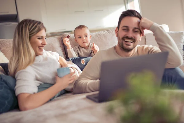 Família Feliz Desfrutando Casa Assistindo Desenhos Animados Laptop — Fotografia de Stock