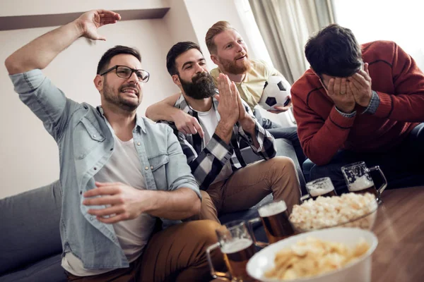 Grupo Amigos Viendo Partido Fútbol Televisión Comiendo Bocadillos Bebiendo Cerveza — Foto de Stock