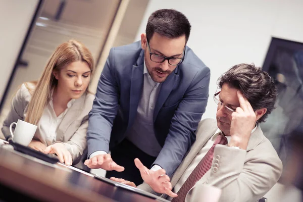 Project Manager Team Bespreken Van Nieuwe Ideeën Moderne Kantoren — Stockfoto