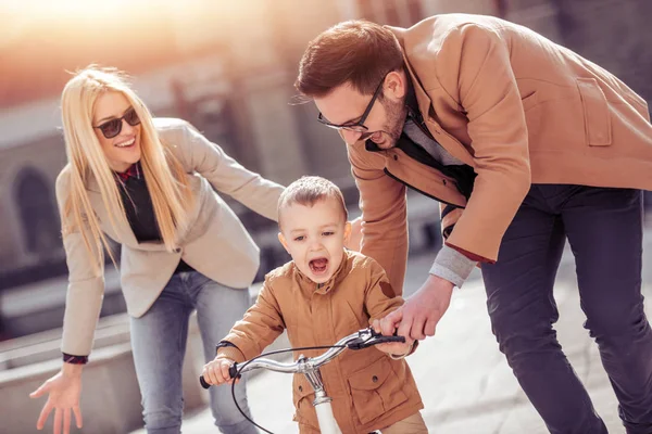 Far Och Mor Lär Sin Son Rider Cykel — Stockfoto