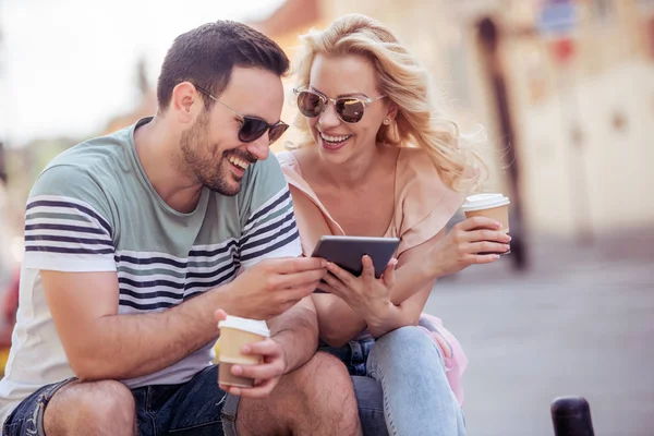 Paar Verbringt Zeit Miteinander Und Nutzt Tablet Freien — Stockfoto