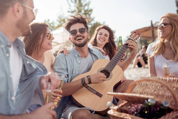 Hombre Tocando Guitarra Para Los Amigos Mientras Está Sentado Playa — Foto de Stock