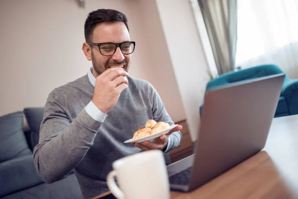 Красивый Мужчина Очках Смотрит Ноутбук Время Завтрака — стоковое фото