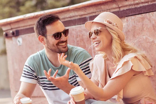 Paar Verbringt Zeit Zusammen Und Trinkt Tagsüber Kaffee Freien — Stockfoto