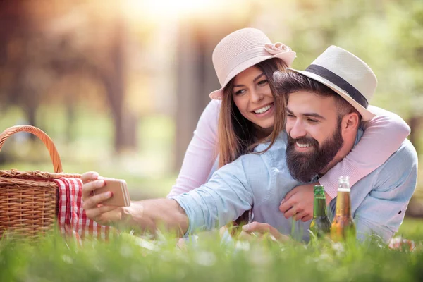 Genç Çift Selfie Güneşli Günde Parkta Piknik Yaparken Smartphone Yapma — Stok fotoğraf