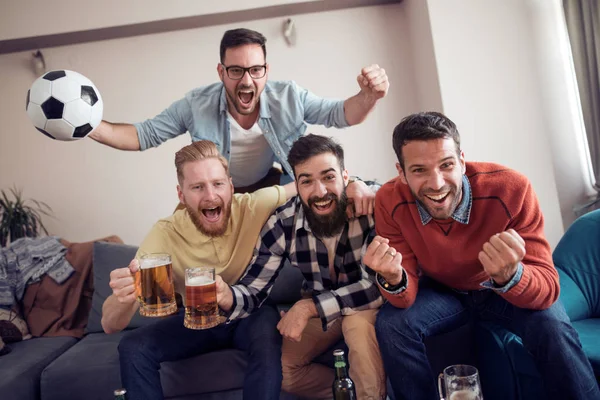 Tifosi Calcio Che Guardano Partita Salotto Con Boccali Birra Palla — Foto Stock