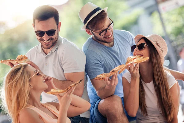 Fyra Ungdomar Äter Pizza Utomhus — Stockfoto