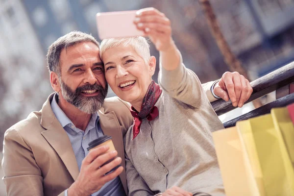 Szczęśliwa Para Dorosła Biorąc Selfie Smartphone Zewnątrz — Zdjęcie stockowe