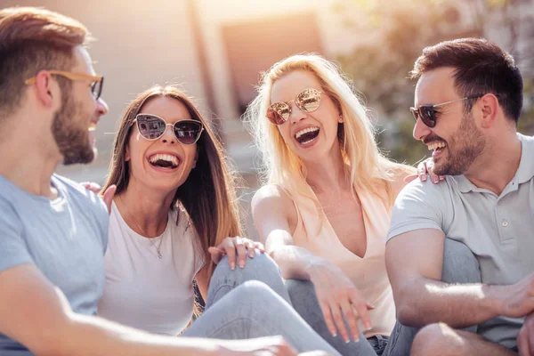 Amigos Divirtiéndose Juntos Aire Libre Durante Día —  Fotos de Stock