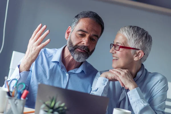 Gente Negocios Usando Ordenador Portátil Discutiendo Nuevas Ideas Mientras Trabajan — Foto de Stock