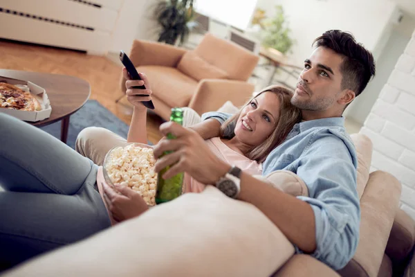 テレビを見て 家でポップコーンを食べるカップル — ストック写真