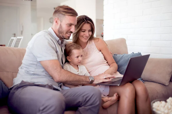 Retrato Familia Alegre Usando Ordenador Portátil Sentado Sofá Casa — Foto de Stock