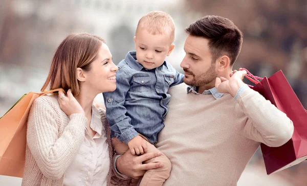 Porträtt Lycklig Familj Efter Shopping Stan — Stockfoto