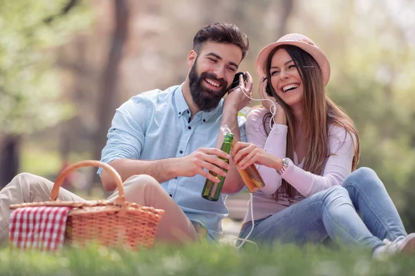 Piknik Park Güneşli Günde Mutlu Genç Çift — Stok fotoğraf