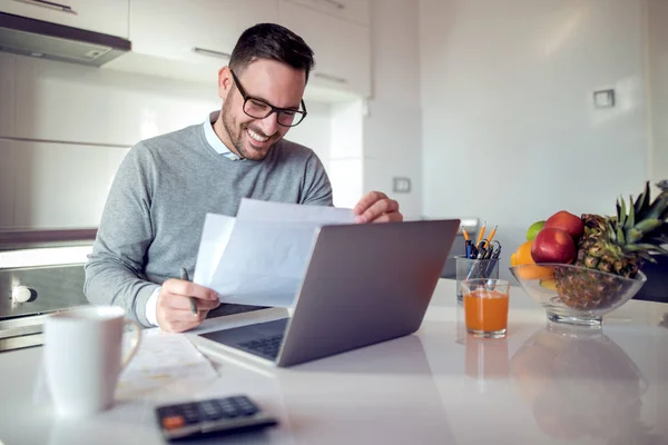 Geschäftsmann Arbeitet Von Hause Aus Und Nutzt Laptop Der Küche — Stockfoto