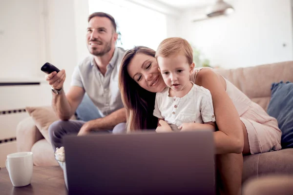 Retrato Família Alegre Usando Laptop Sentado Sofá Casa — Fotografia de Stock