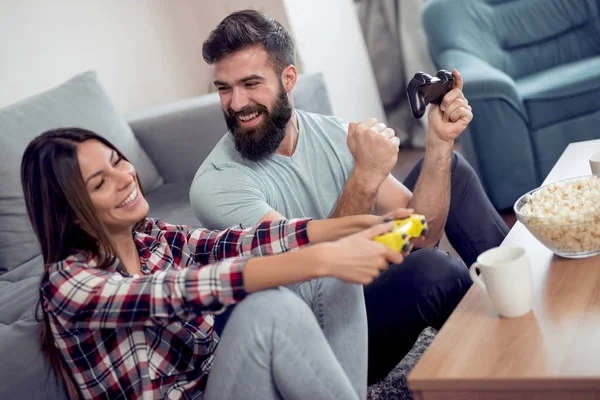 Casal Sentado Juntos Sala Estar Com Pipocas Jogar Videogame — Fotografia de Stock