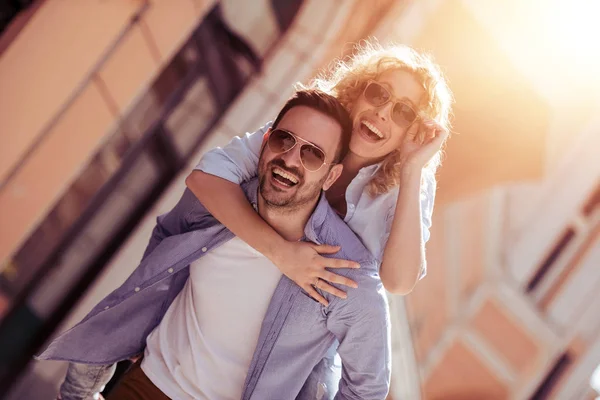 Pareja Joven Divirtiéndose Aire Libre Sonriendo — Foto de Stock