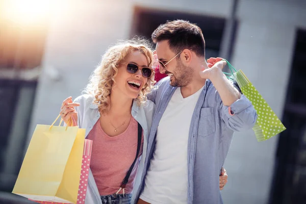 Feliz Pareja Caminando Con Coloridas Bolsas Después Compras Ciudad — Foto de Stock