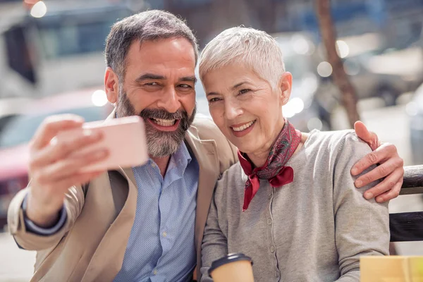 Feliz Pareja Madura Tomando Selfie Teléfono Inteligente Aire Libre —  Fotos de Stock