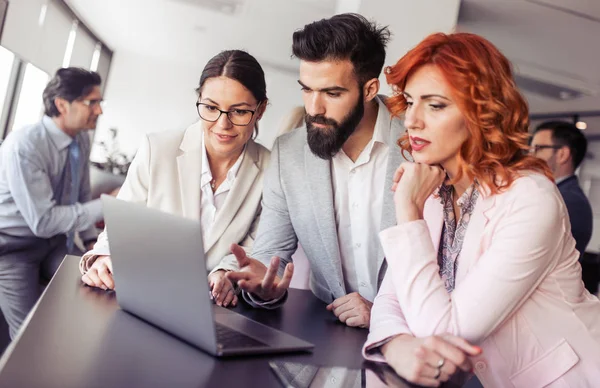 Exitoso Equipo Creativo Negocios Hablando Nuevas Ideas —  Fotos de Stock